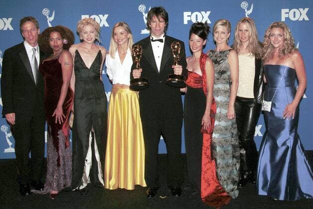 Preisträger David E. Kelley (Mitte, USA Drehbuchautor) mit den Schauspielern der TV-Serie - Ally McBeal - V.l.n.r.: Greg Germann, Lisa Nicole Carson, Portia de Rossi (AUS), Calista Flockhart, Lucy Liu, Courtney Thorne-Smith, Vonda Shepard und Jane Krakowski anlässlich der Verleihung der 51st Annual Emmy Awards 1999 in Los Angeles -  (lap99091220)