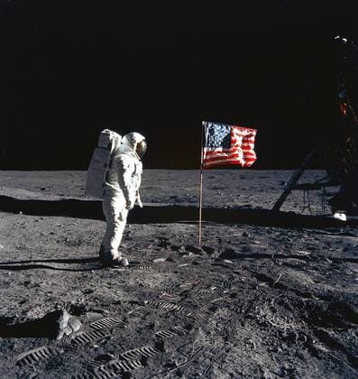 IMAGO History, Mondlandung der Apollo 11 am 20.07.1969 Astronaut Buzz Edwin Eugene Aldrin (USA) neben der amerikanischen Fahne auf dem Mond während der Mission Apollo 11 -  - KSC99071508