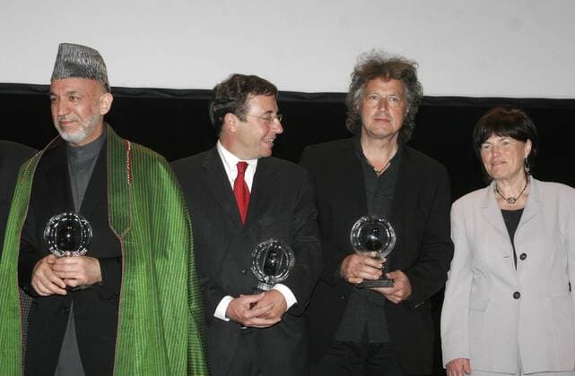 V.l.n.r.: Preisträger Präsident Hamid Karzai (AFG), Achim Steiner (GER Direktor UNEP), Sänger Wolfgang Niedecken (GER BAP) und Christel Neudeck (GER Gründerin Notärzte Komitee Cap Anamur) anlässlich der Verleihung der Steiger Awards in Bochum