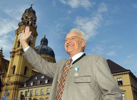 Edmund Stoiber (GER CSU Ministerpräsident Bayern) grüßt im Trachten- und Schützenzug während des Oktoberfestes in München