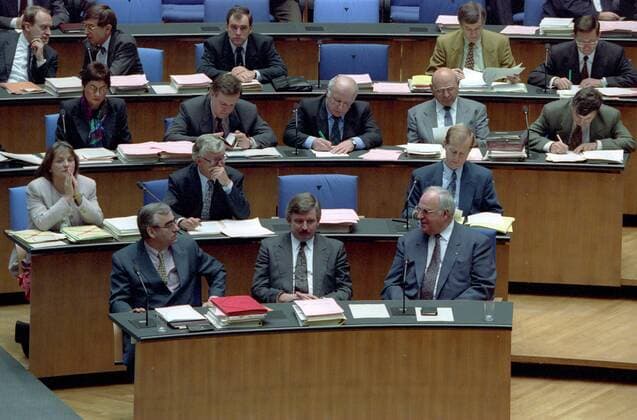 Bundeskanzler Helmut Kohl (vorn re., GER CDU), Bundeswirtschaftsminister Jürgen Möllemann (vorn Mitte, GER FDP) und Bundesfinanzminister Theo Waigel (vorn li., GER CSU) während einer Sitzung des Deutschen Bundestages in Bonn