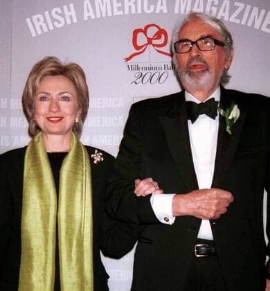 Schauspieler Gregory Peck (USA) mit First Lady Hilary Rodham Clinton (USA) anlässlich der Verleihung des Irish America Magazine Awards in New York -  (nyp99120906)