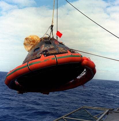 IMAGO History, Mondlandung der Apollo 11 am 20.07.1969 Raumkapsel der Apollo 11 (Kommandomodul) wird an Bord der USS Hornet gezogen - Hawaii  (ksc99071520)