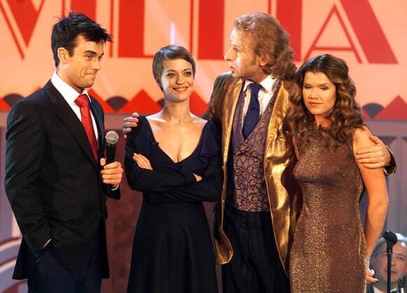 V.l.n.r.: Sänger Robbie Williams (GBR), Schauspielerin Heike Makatsch, Moderator Thomas Gottschalk und Schauspielerin Anke Engelke (alle GER) während der ZDF-Fernsehshow - Wetten, dass...? - in Dresden