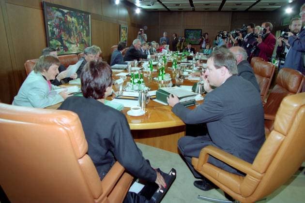 Kabinett Kohl IV während einer Sitzung in Bonn mit Bundesfrauenministerin Angela Merkel (li., GER CDU) und Bundesverteidigungsminister Volker Rühe (re., GER CDU)