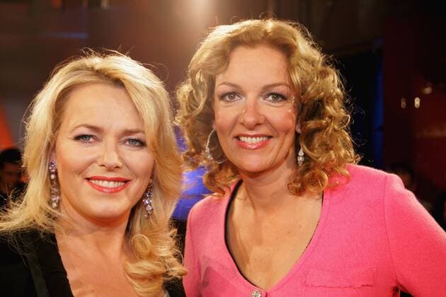 Fernsehmoderatorinnen Eva Herman (li.) und Bettina Tietjen (beide GER) anlässlich der Jubiläumssendung zur NDR Talkshow - Herman und Tietjen - in Hannover