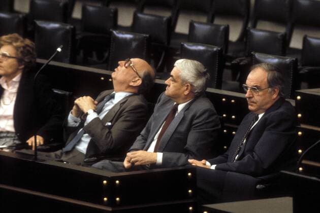 V.l.n.r.: Wolfgang Mischnick (GER FDP Vorsitzender FDP-Bundestagsfraktion), Prof. Dr. Horst Ehmke (GER SPD Außenpolitischer Sprecher SPD-Bundestagsfraktion), Helmut Kohl (GER CDU MdB) während einer Bundestagssitzung in Bonn