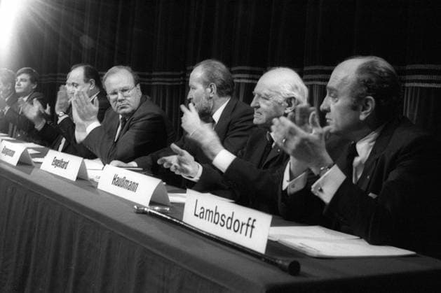 V.r.n.l.: Otto Graf Lambsdorff (GER FDP-Bundesvorstand), Wolfgang Haußmann (GER FDP), Bundesjustizminister Hans Arnold Engelhard (GER FDP) Bundeswirtschaftsminister Martin Bangemann (GER FDP-Bundesvorsitzender), Bundesaußenminister Hans-Dietrich Genscher (GER FDP), Dr. Helmut Haussmann (GER FDP) und Jürgen Morlok (GER FDP) während des traditionellen Dreikönigstreffens der FDP in Stuttgart