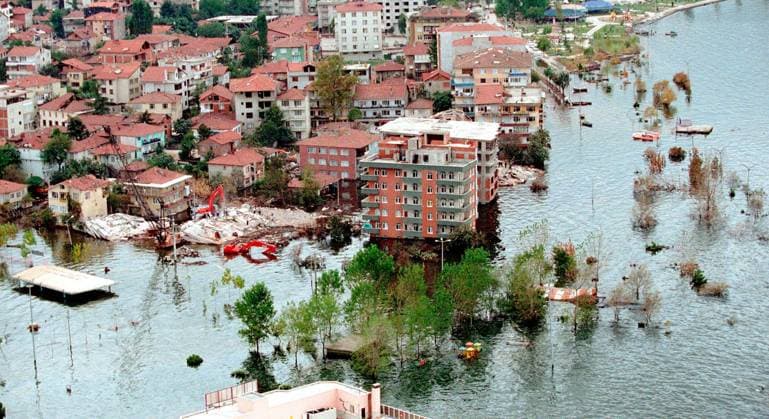Zerstörte Wohnhäuser nach einem Erdbeben in Izmit  (izm99082402)