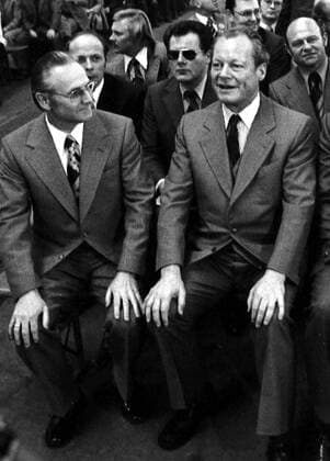 Bundeskanzler Willy Brandt (2.v.r., GER SPD) und Günter Guillaume (3.v.re., GER SPD Referent im Bundeskanzleramt) während einer Betriebsversammlung der BKB in Helmstedt