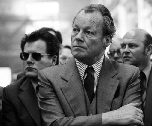 Bundeskanzler Willy Brandt (Mitte, GER SPD) und Günter Guillaume (li., GER SPD Referent im Bundeskanzleramt) während einer Betriebsversammlung der BKB in Helmstedt