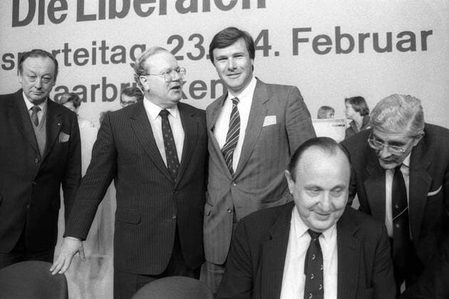 Bundesaußenminister Hans-Dietrich Genscher (Vorn, GER FDP) anlässlich des Parteitages der FDP in Saarbrücken - dahinter Bundeswirtschaftsminister Martin Bangemann (li., GER FDP-Bundesvorsitzender) und Wolfgang Gerhardt (re., GER FDP)