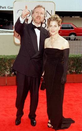 Regisseur James Cameron (USA) mit seiner Ehefrau Schauspielerin Linda Hamilton (USA) während der Ankunft zu den 55. - Golden Globe Awards - in Beverly Hills  (lap98011816)