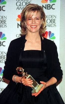 Schauspielerin Kim Basinger (USA) mit ihrer Auszeichnung für die beste Nebendarstellung in einem Film bei den 55. - Golden Globe Awards - in Beverly Hills -  (lap98011829)