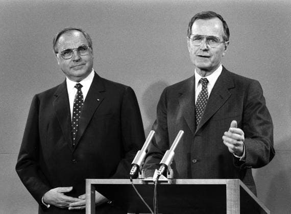 Vizepräsident George Bush sen. (re., USA) und Bundeskanzler Helmut Kohl (GER CDU) in Bonn