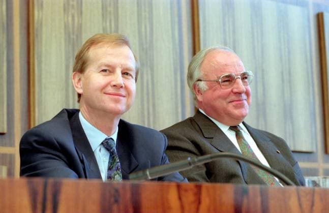Bundeskanzler Helmut Kohl (re., GER CDU) und Friedrich Bohl (GER CDU Chef des Bundeskanzleramtes) während einer Pressekonferenz in Bonn