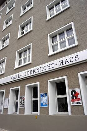 PDS-Parteizentrale im Karl-Liebknecht-Haus am Rosa-Luxemburg-Platz in Berlin Mitte