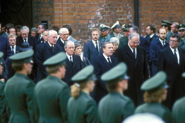 Karl Carstens (vorn 2.v.li., GER CDU), Bundesfinanzminister Gerhard Stoltenberg (vorn li., GER CDU), Bundesgesundheitsministerin Rita Süssmuth (vorn 3.v.li., GER CDU), Bundeskanzler Helmut Kohl (vorn 2.v.re., GER CDU) und Bundestagspräsident Philipp Jenninger (vorn re., GER CDU) während der Beerdigung von Uwe Barschel (GER CDU)