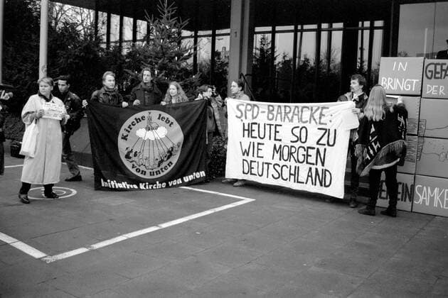 Demonstration gegen eine Verschärfung des Asylrechtes anlässlich der Petersberg-Beschlüsse vor der SPD-Zentrale in Bonn