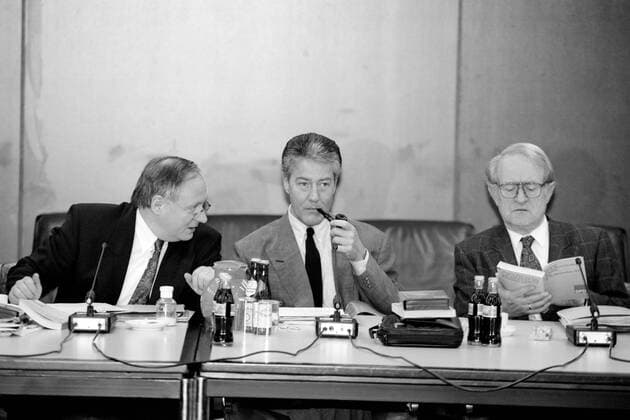 V.l.n.r.: Oskar Lafontaine (GER SPD Ministerpräsident Saarland), Björn Engholm (GER SPD-Bundesvorsitzender Ministerpräsident Schleswig Holstein) und Johannes Rau (GER SPD Ministerpräsident Nordrhein-Westfalen) während einer Sitzung des SPD-Parteivorstandes in Bonn