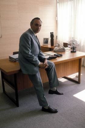 Egon Bahr (GER SPD Minister für wirtschaftliche Zusammenarbeit) während eines Fotoshootings in seinem Büro in Bonn