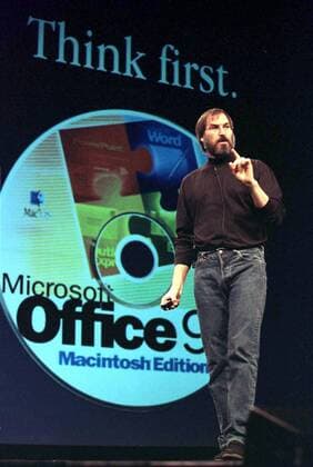 Steve Jobs (USA CEO Apple Computer Inc.) anlässlich der Einführung von Microsoft Office für den Macintosh während der Computermesse - MacWorld - in San Francisco  (sxp98010603)
