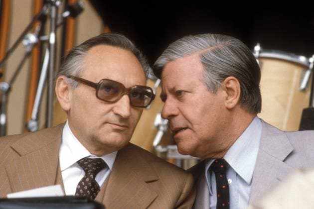 Egon Bahr (re., GER SPD Bundesminister für wirtschaftliche Zusammenarbeit) und Helmut Schmidt (GER Stellvertretender Bundesvorsitzender SPD) während eines Pressetermins in Bonn