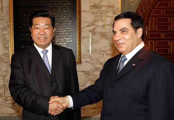Jia Qinglin (li., CHN Vorsitzender PKKCV) und Präsident Zine el Abidine Ben Ali (re., TUN) während eines Treffens in Tunis - 