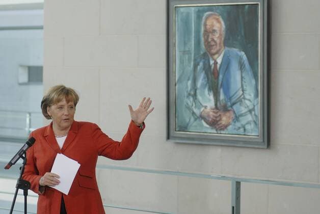 Bundeskanzlerin Angela Merkel (GER CDU) vor dem Gemälde von Helmut Kohl anlässlich des Girls Day im Bundeskanzleramt in Berlin