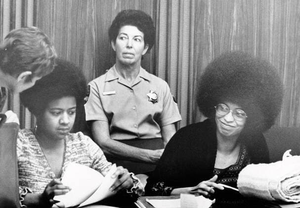 Berühmte Feministinnen, Angela Davis Soledad Brothers - Bürgerrechtlerin Angela Davis (re., USA) während einer Anhörung in San Rafael -  (ARK1971101901)