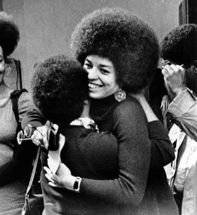 Berühmte Feministinnen, Angela Davis Soledad Brothers - Bürgerrechtlerin Angela Davis (USA) während einer Pressekonferenz nach ihrer Freilassung in San Jose -  (ARK1972022504)