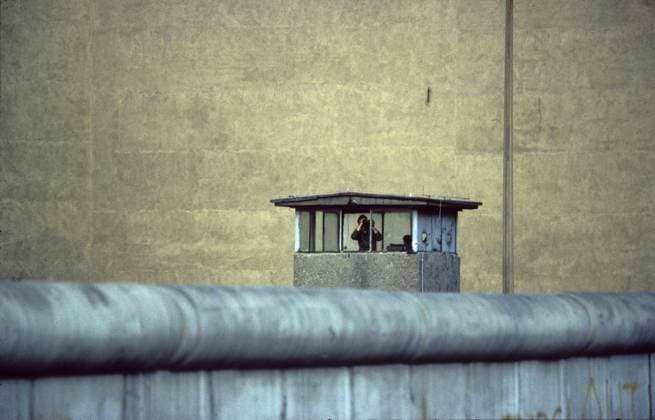 Grenzer in einem Wachturm der Berliner Mauer iblnmi00174904
