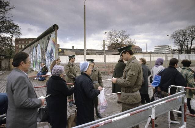  Mitarbeiter der Passkontrolleinheit bei der Kontrolle am provisorischen Grenzübergang Schlesische Straße in Berlin zur Wendezeit iblnmi00182033