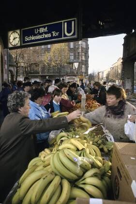 Bananen und anderes Obst findet reißend Absatz im Berlin der Wendezeit - hier am U-Bahnhof Schlesisches Tor iblnmi00182048