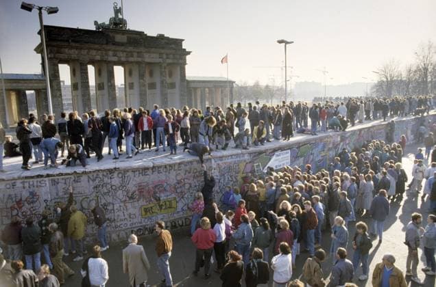 Menschenmassen auf und vor der Berliner Mauer am Brandenburger Tor während des Mauerfalls iblnmi00182049