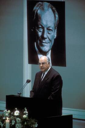 Bundeskanzler Helmut Kohl (GER CDU) spricht im Bundestag - Staatsakt für den verstorbenen Willy Brandt (GER SPD) in Berlin