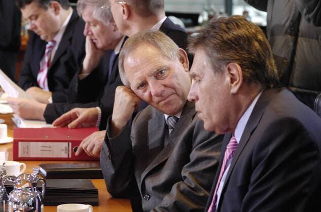 Wolfgang Schäuble (li., GER CDU Bundesinnenminister) und Michael Glos (GER CSU Bundeswirtschaftsminister) vor der wöchentlichen Kabinettsitzung