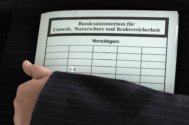 Hand der Bundesumweltministers Sigmar Gabriel (GER SPD) auf einer Akte des Bundesministerium für Umwelt, Naturschutz und Reaktorsicherheit