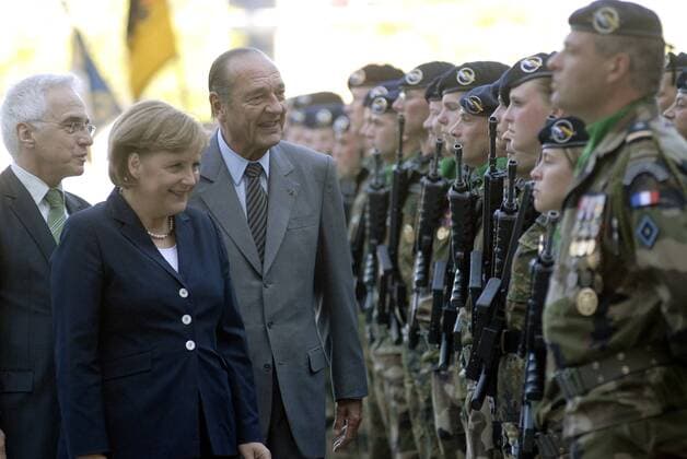 Staatspräsident Jacques Chirac (re., FRA) und Bundeskanzlerin Angela Merkel (GER CDU) mit Soldaten der Deutsch-Französischen Brigade anlässlich eines Staatsbesuchs in Berlin