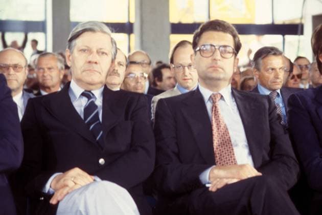 Bundesinnenminister Gerhart Rudolf Baum (vorn re., GER FDP) und Bundeskanzler Helmut Schmidt (vorn li., GER SPD)