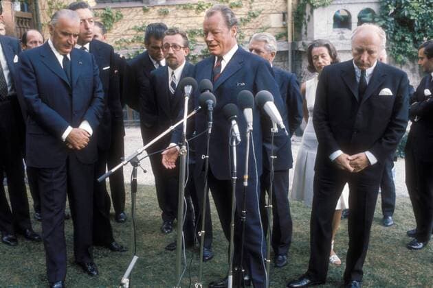 Bundeskanzler Willy Brandt (Mitte, GER SPD) spricht anlässlich eines Treffens mit Staatspräsident Georges Pompidou (li., FRA) - daneben Bundespräsident Walter Scheel (re., GER FDP)