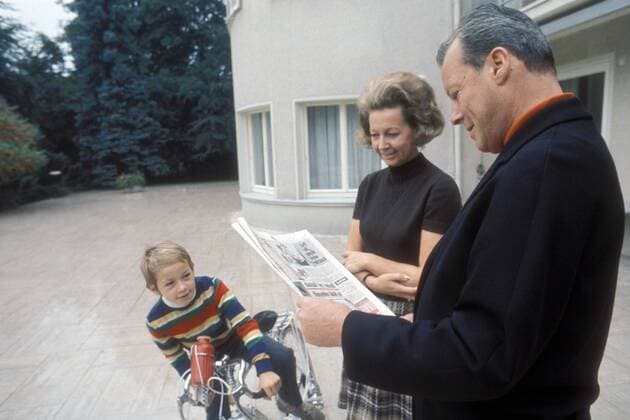Bundeskanzler Willy Brandt (GER SPD) neben seinem Sohn Matthias Brandt (GER) und seiner Frau Rut Brandt (NOR GER) vor ihrem Haus in Bonn