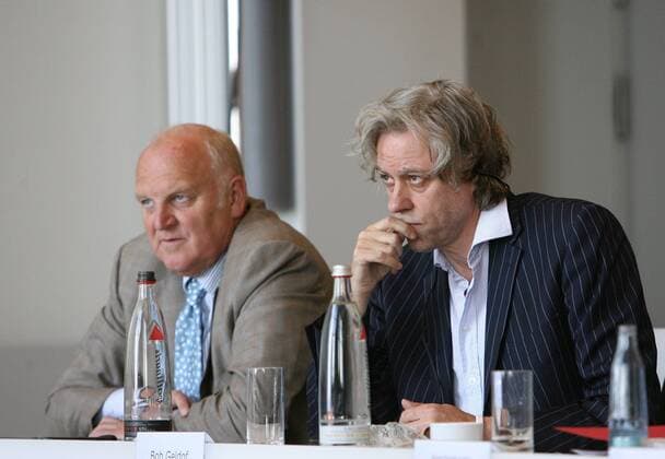 Bernd Pfaffenbach (li., GER Staatssekretär im Bundeswirtschaftsministerium) und Sänger Bob Geldof (IRL) anlässlich des - Intellectual Live8 Forum für Afrika - in Berlin