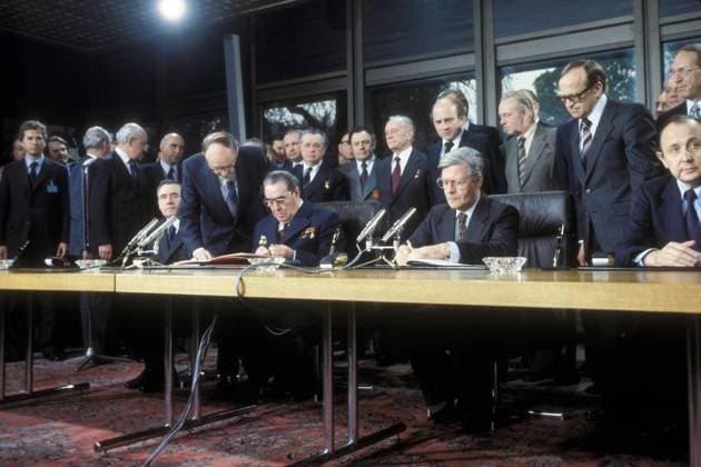 Andrej Gromyko (vorn li., URS), Leonid Breschnew (vorn 2.v.li., URS Generalsekretär der KPdSU), Bundeskanzler Helmut Schmidt (vorn 3.v.re., GER SPD) und Bundesaußenminister Hans-Dietrich Genscher (vorn re., GER FDP)