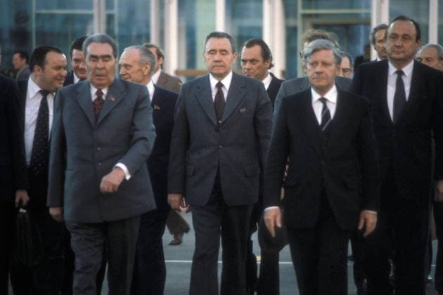 Andrej Gromyko (vorn, 2.v.li., URS), Leonid Breschnew (vorn li., URS Generalsekretär der KPdSU), Bundeskanzler Helmut Schmidt (2.v.re., GER SPD) und Bundesaußenminister Hans-Dietrich Genscher (vorn re., GER FDP)