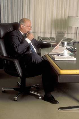 Norbert Blüm (GER CDU Bundesarbeitsminister) in seinem Büro