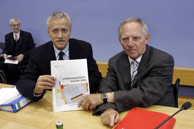Heinz Fromm (GER Präsident Bundesamt für Verfassungsschutz) und Dr. Wolfgang Schäuble (re., GER CDU Bundesinnenminister) anlässlich der Vorstellung des Verfassungsschutzberichts 2006 in Berlin