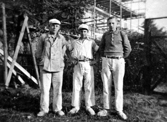 Karl Weider (li.) mit Arbeitskollegen auf einer Baustelle in der Stalinallee im Rahmen der Aufstände des 17. Juni in Ost-Berlin