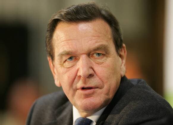 Gerhard Schröder (GER SPD) während einer Autogrammstunde zu seinem Buch - Entscheidungen - Mein Leben in der Politik - im Haus des Buches in Dresden