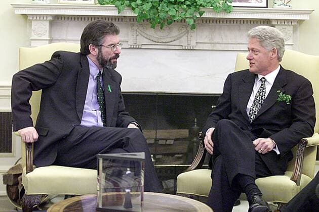 Präsident Bill Clinton (re., USA) und Gerry Adams (GBR Präsident Sinn Fein) anlässlich eines Treffens in Washington  (WAP2000031714)